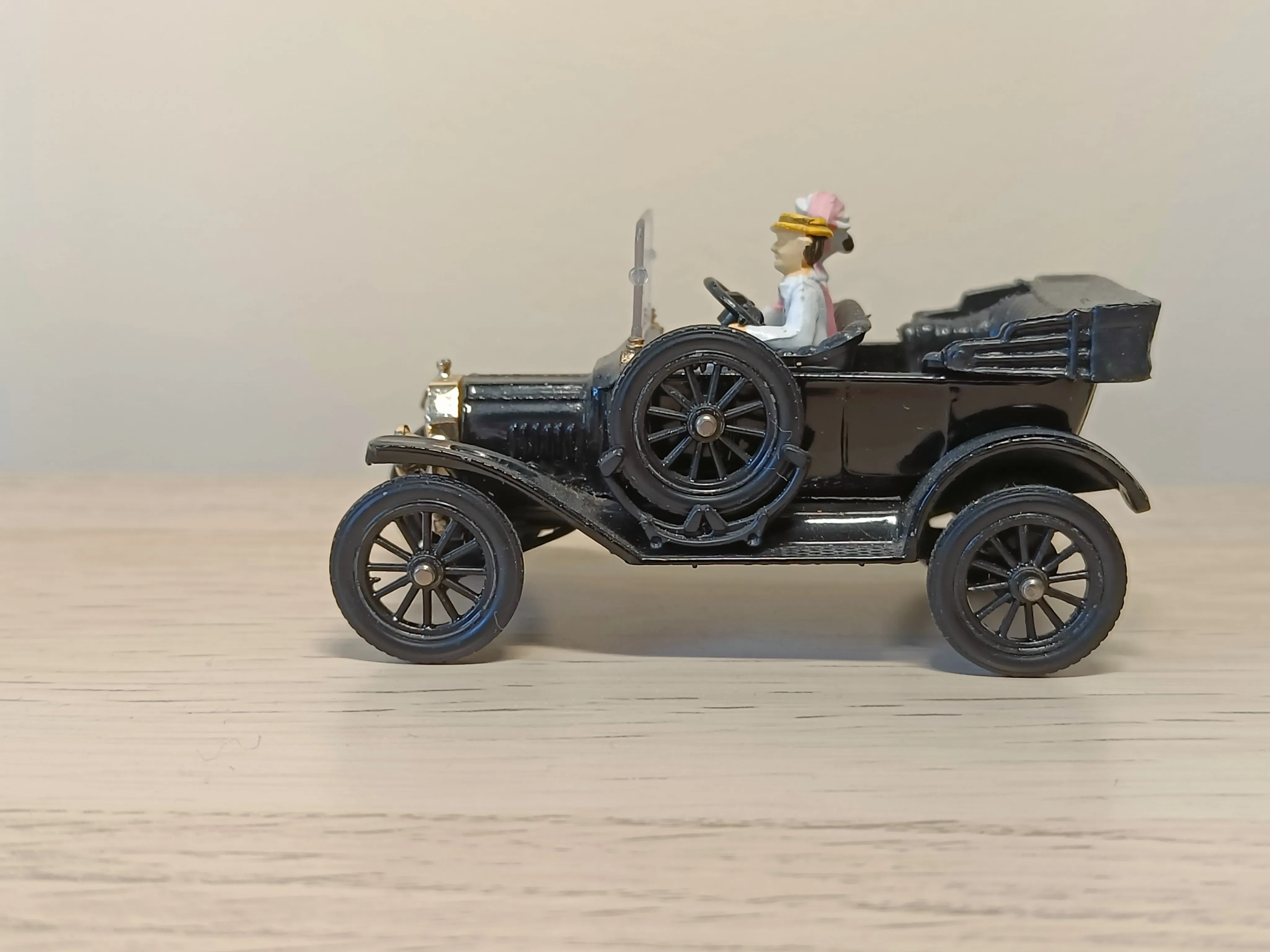 9011 Ford 1915 model T with passengers