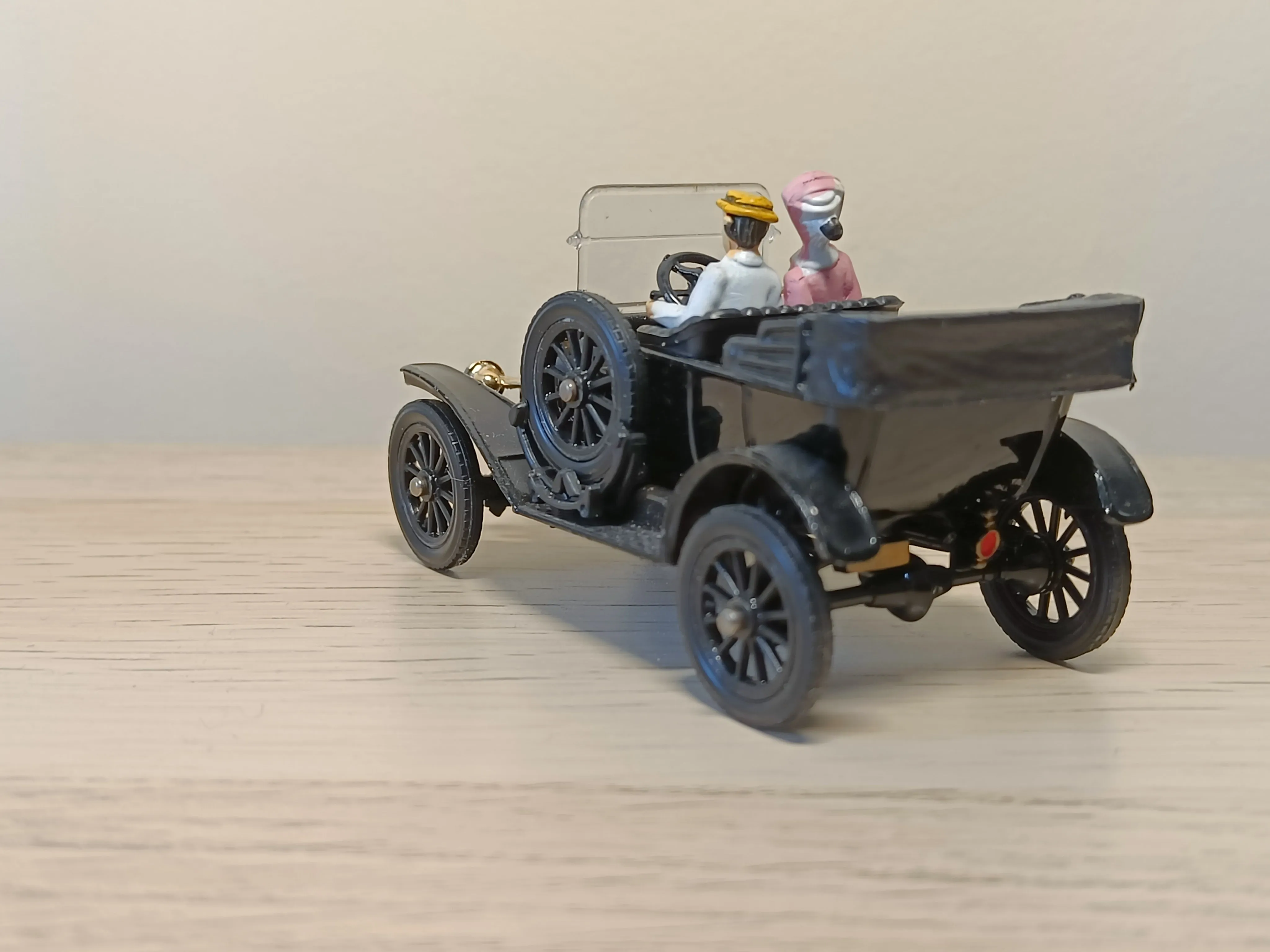 9011 Ford 1915 model T with passengers