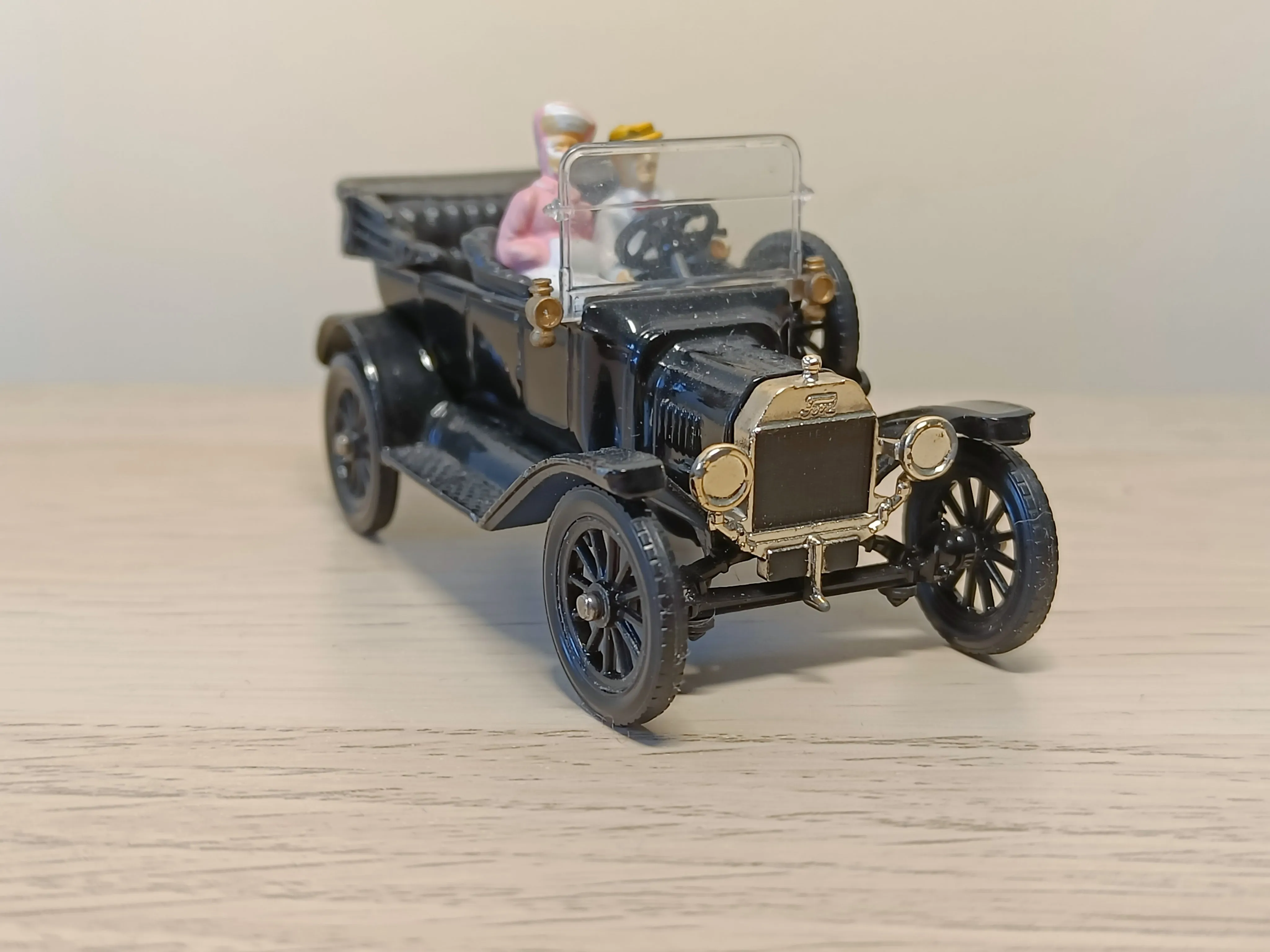 9011 Ford 1915 model T with passengers