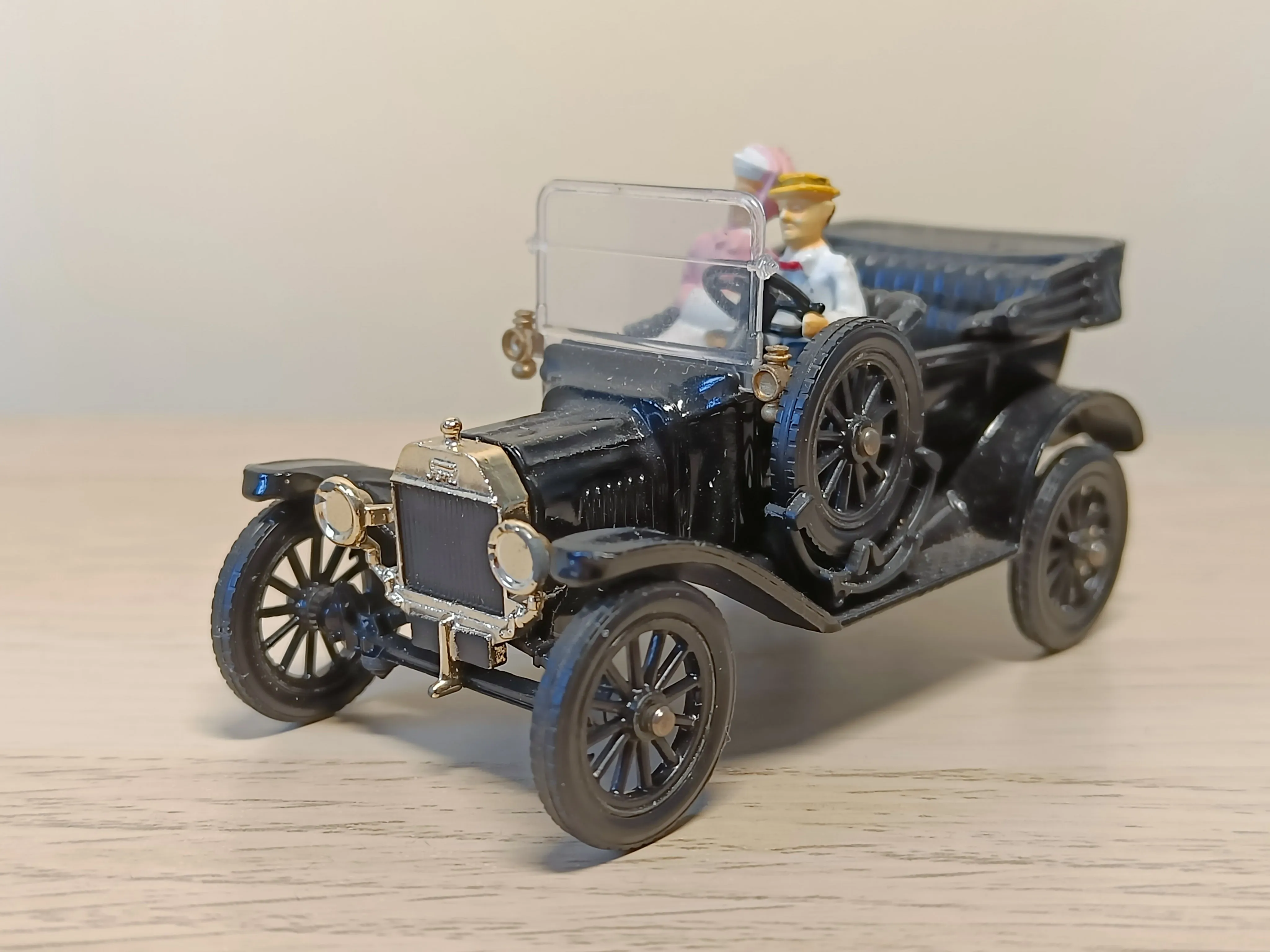 9011 Ford 1915 model T with passengers