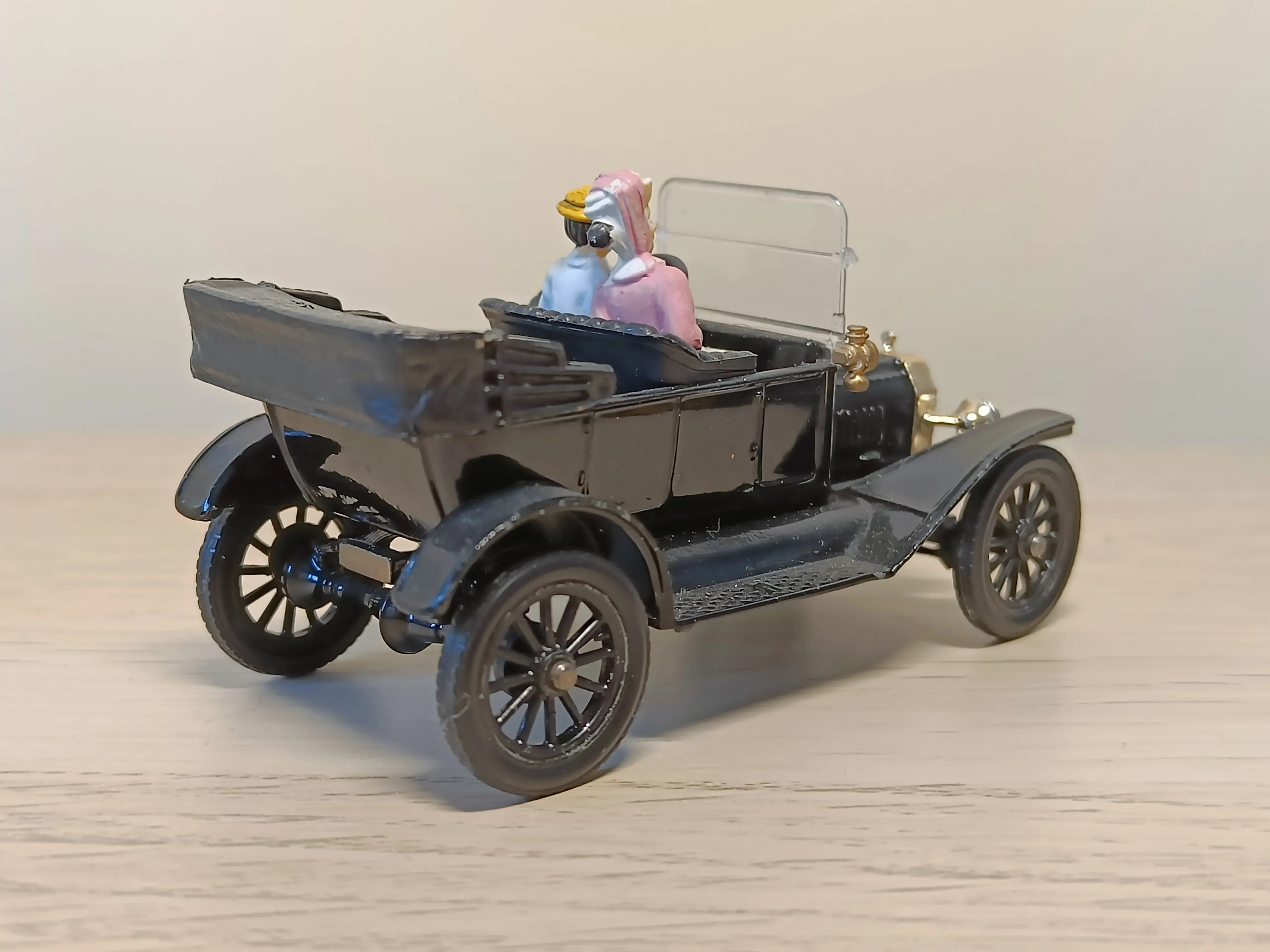 9011 Ford 1915 model T with passengers